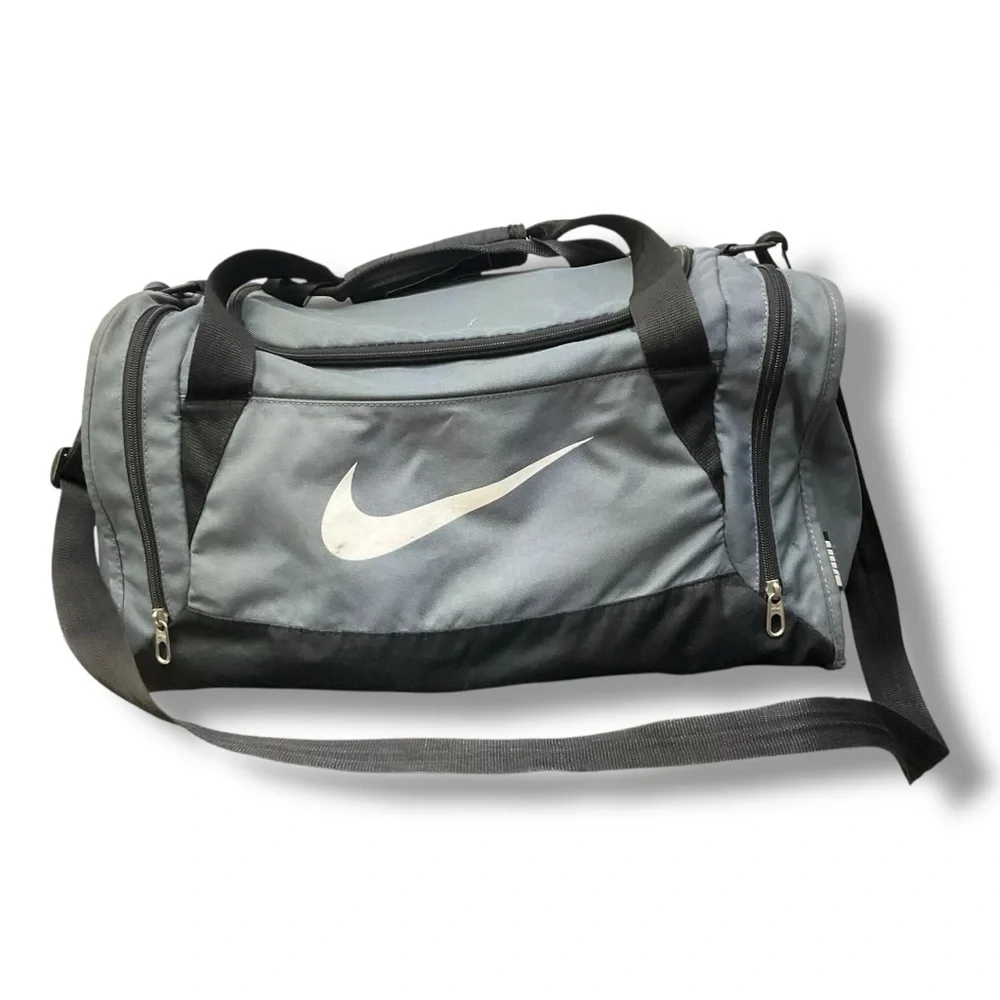 🏋️‍♂️ Nike Gray & Black Duffel Bag — Gym /‎ Travel / Sports Carryall 💼